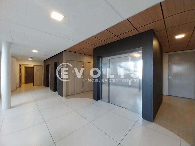 Bureau dans Bourgoin-Jallieu à louer - Photo de l’immeuble – Image 2 sur 12
