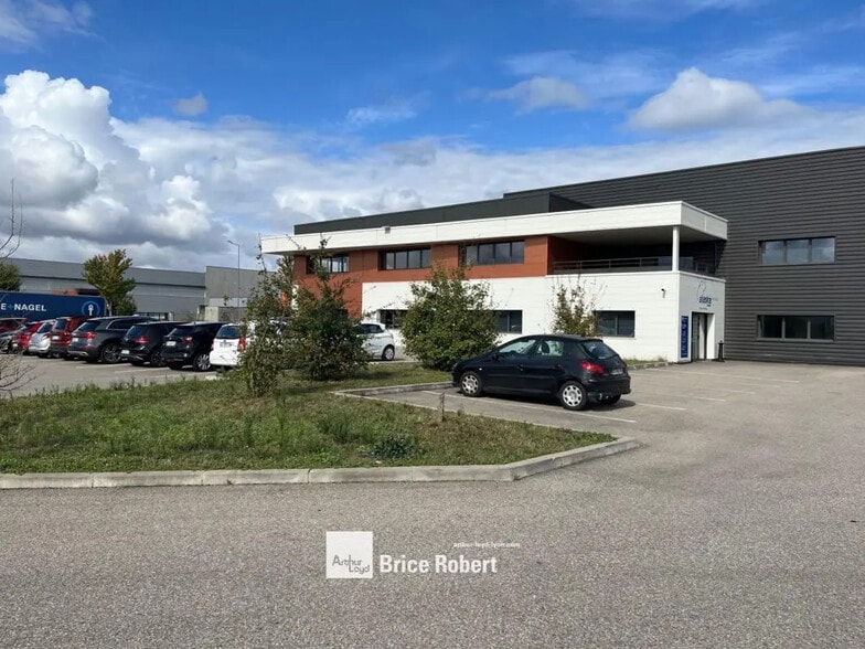 1609 Avenue Henri Schneider, Jonage à louer - Photo de l’immeuble – Image 1 sur 8
