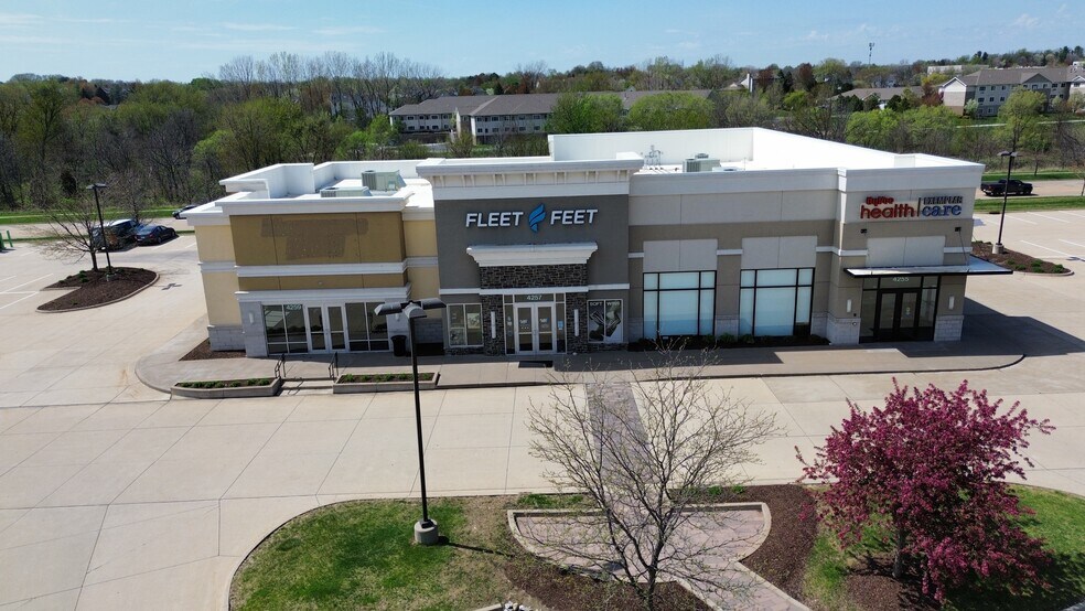 4201 Elmore Ave, Davenport, IA à louer - Photo de l’immeuble – Image 1 sur 8