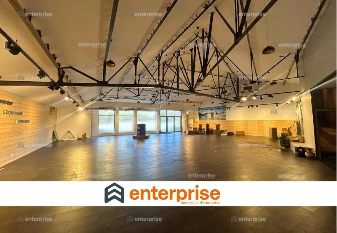 Local commercial dans Chantilly à louer Photo de l’immeuble– Image 1 sur 2