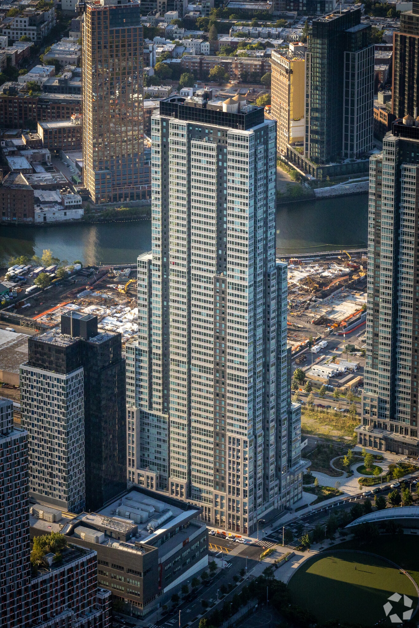 5203 Center Blvd, Long Island City, NY à louer Photo principale– Image 1 sur 7
