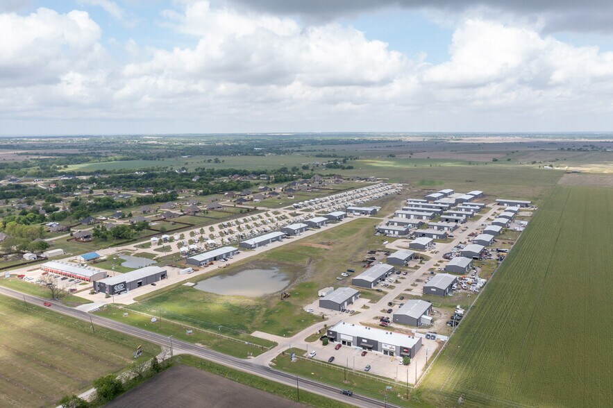 000 Sales Dr, Waxahachie, TX à louer - Photo de l’immeuble – Image 2 sur 9