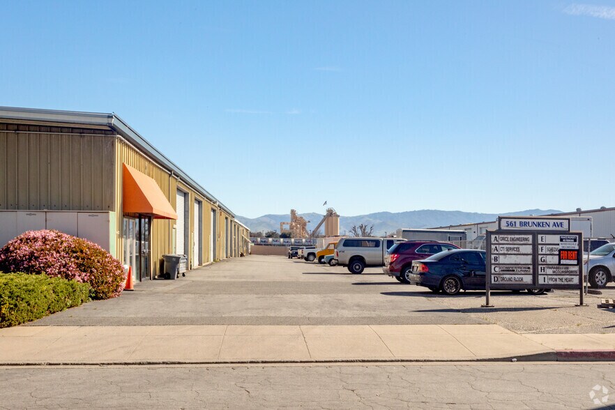 557-561 Brunken Ave, Salinas, CA à louer - Photo de l’immeuble – Image 3 sur 12
