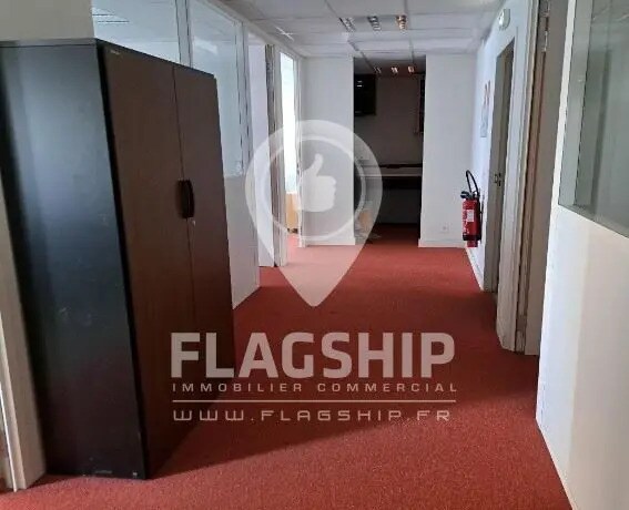 Local commercial dans LA VARENNE SAINT HILAIRE à louer Photo intérieure– Image 1 sur 11