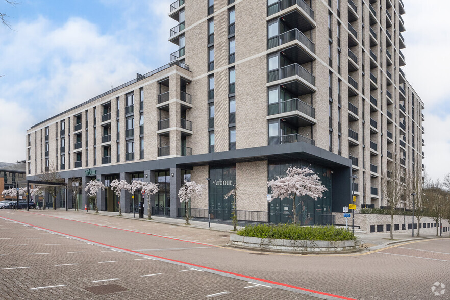 299 Silbury Blvd, Milton Keynes à louer - Photo de l’immeuble – Image 2 sur 2