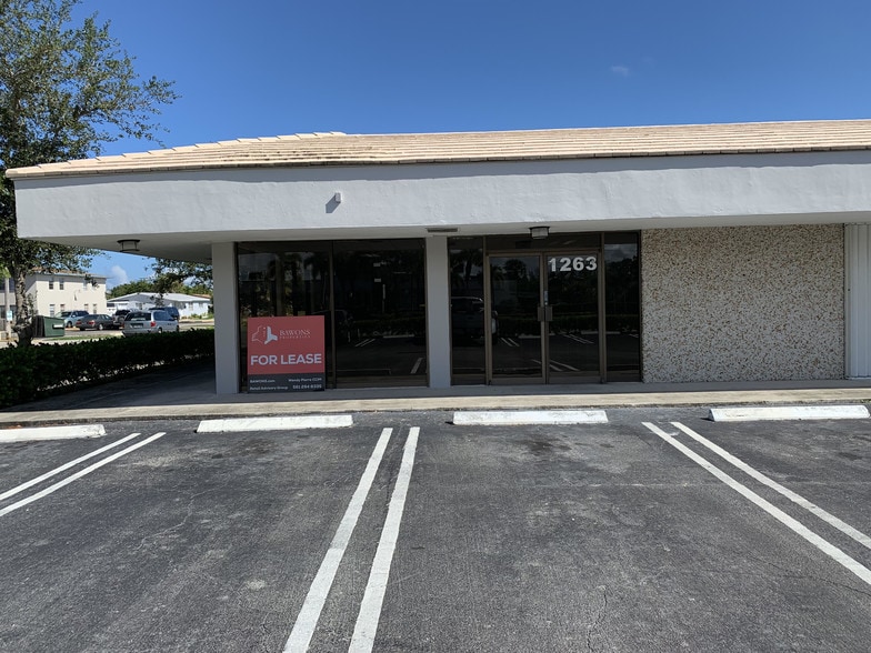 1249 10th St, Lake Park, FL à louer - Photo de l’immeuble – Image 3 sur 17