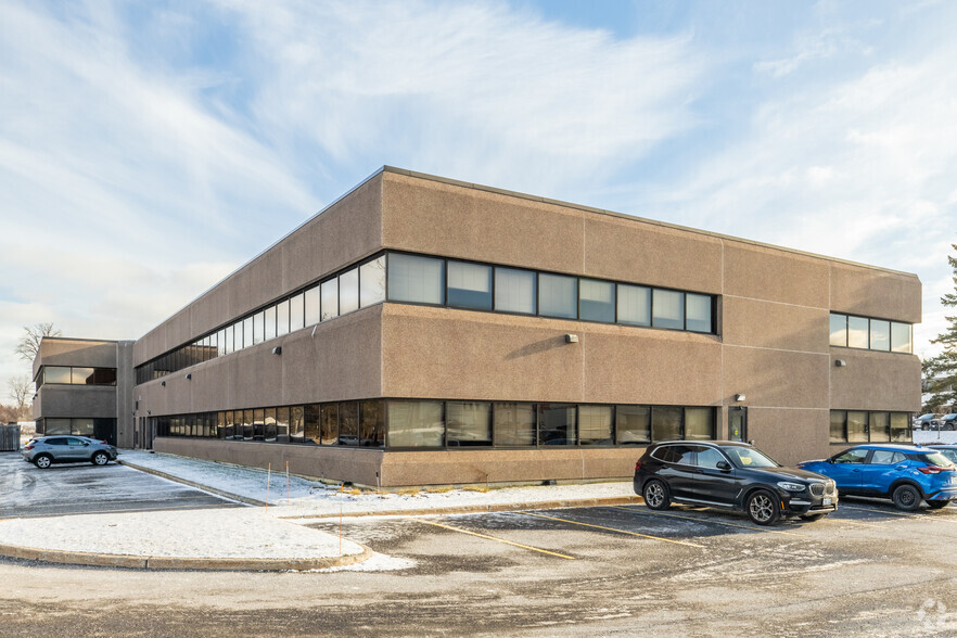 2625 Queensview Dr, Ottawa, ON à louer - Photo de l’immeuble – Image 3 sur 6