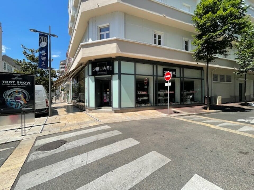 Local commercial dans Vichy à vendre Photo de l’immeuble– Image 1 sur 8