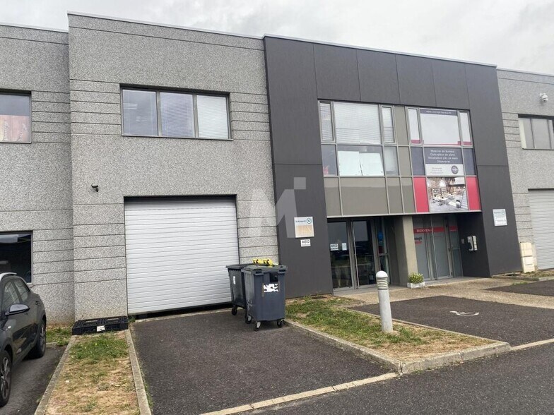 Local d'activités dans Lieusaint à vendre - Photo de l’immeuble – Image 2 sur 10