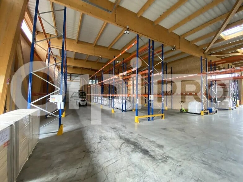 Local d’activités dans Pont-Audemer à louer - Photo de l’immeuble – Image 3 sur 10