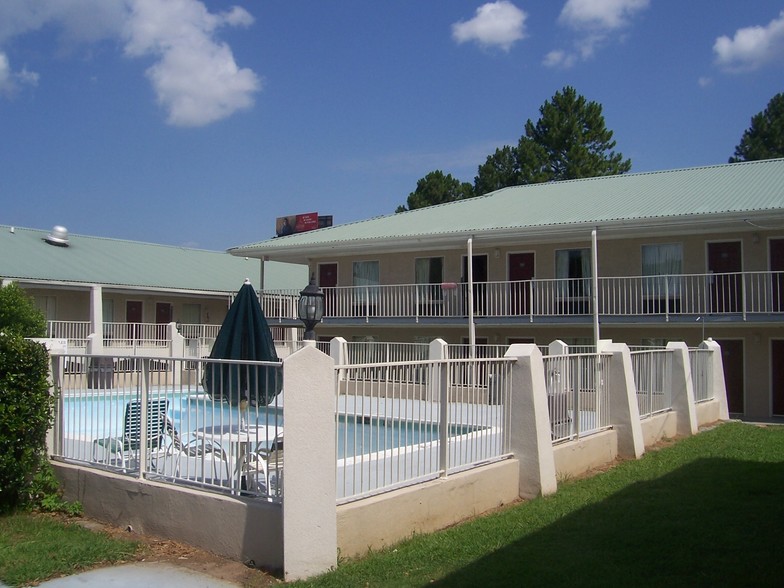 241 Falcon Dr, Forest Park, GA à vendre - Photo de l’immeuble – Image 3 sur 8