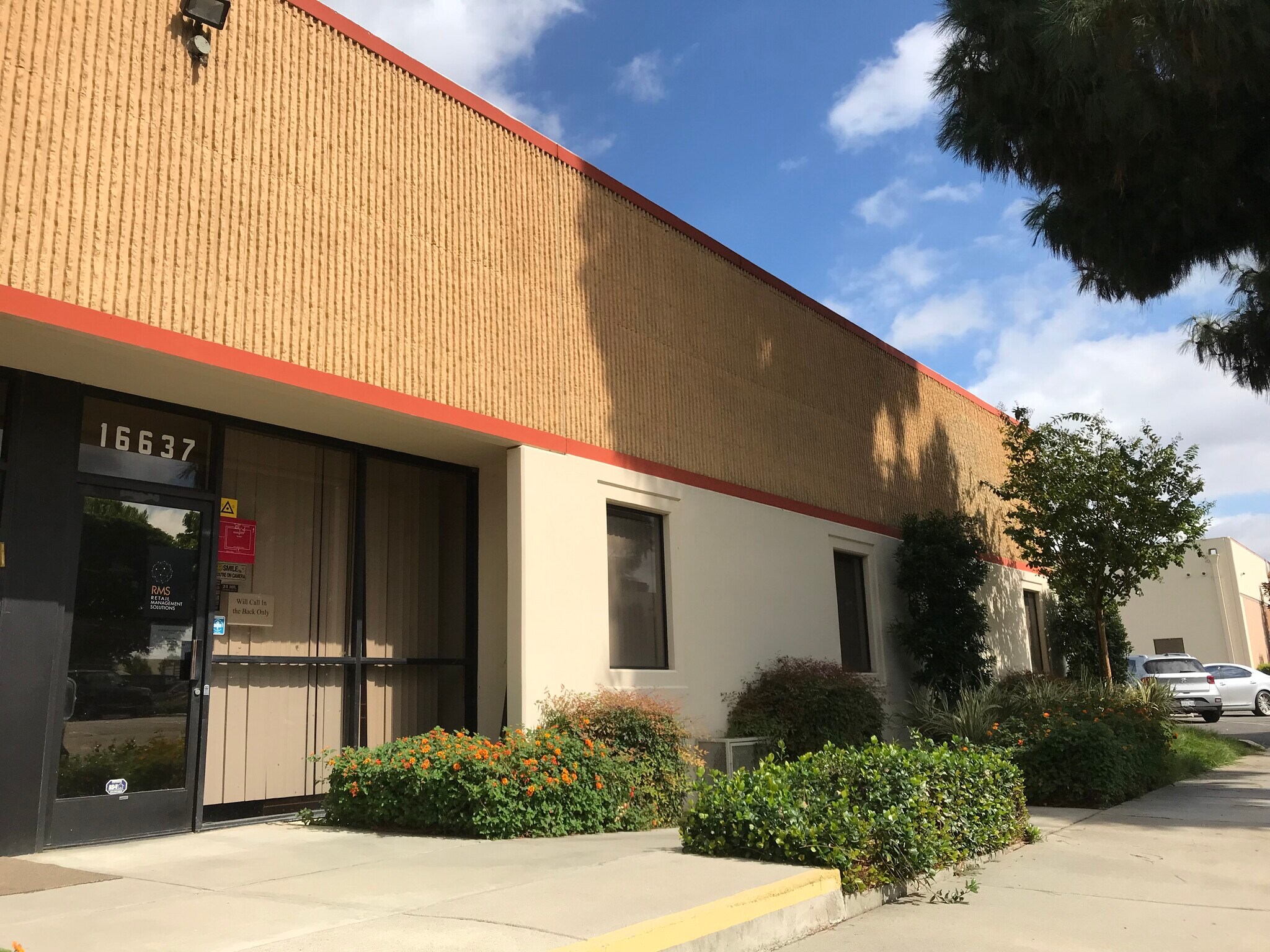 16637 Arminta St, Van Nuys, CA à louer Photo de l’immeuble– Image 1 sur 2