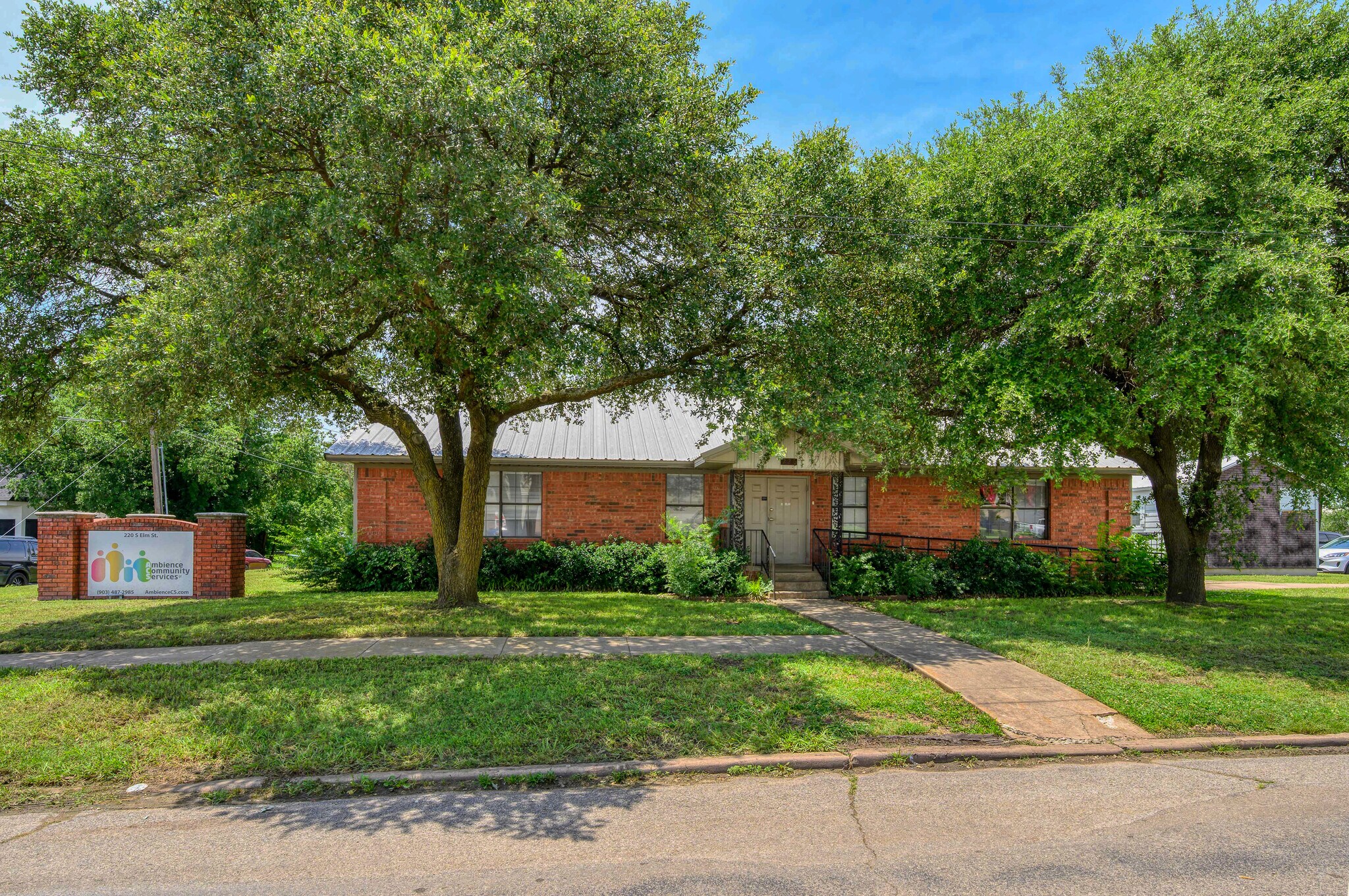220 S Elm St, Sherman, TX à vendre Photo principale– Image 1 sur 19