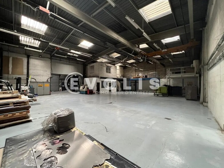 Local d'activités dans Saint-Priest à vendre - Photo de l’immeuble – Image 2 sur 15