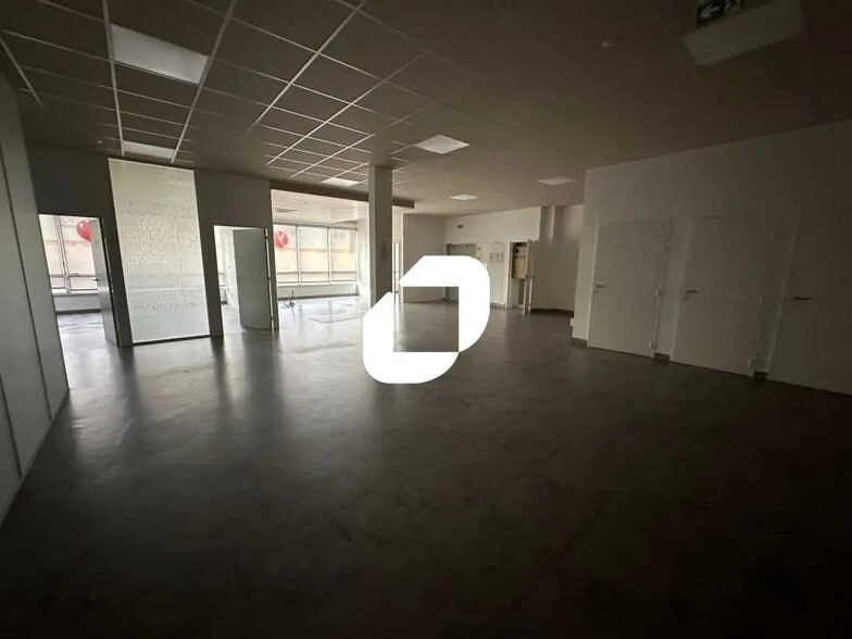 Local d’activités dans Sartrouville à louer - Photo de l’immeuble – Image 3 sur 23