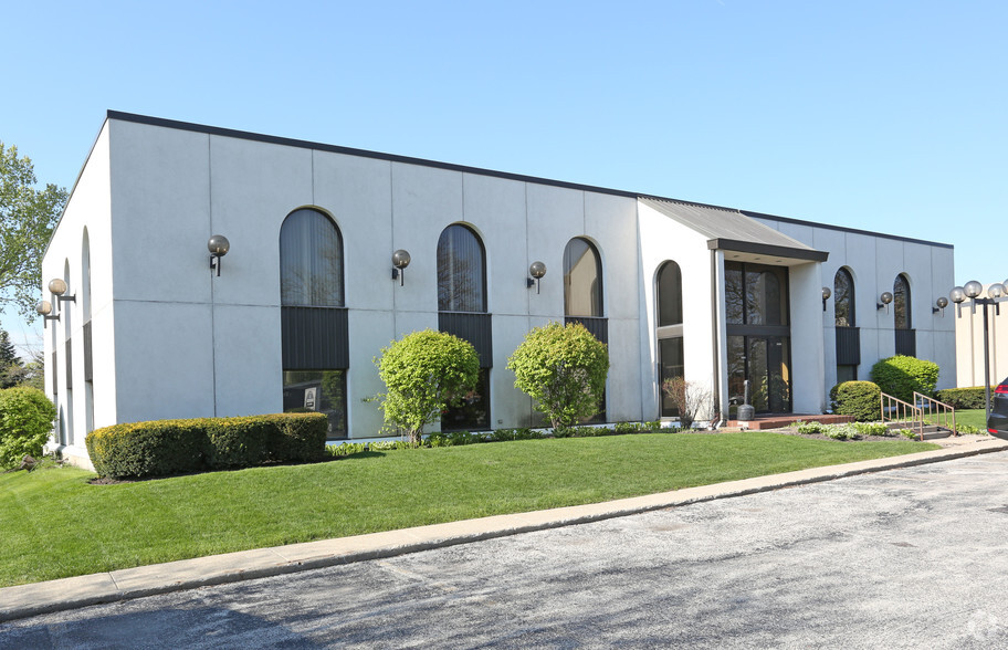 5 E College Dr, Arlington Heights, IL à louer - Photo de l’immeuble – Image 1 sur 3