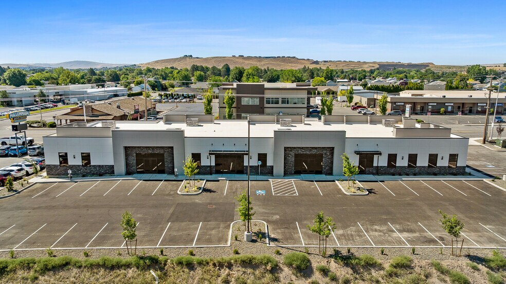 7034 W Clearwater Ave, Kennewick, WA à louer - Photo de l’immeuble – Image 1 sur 15