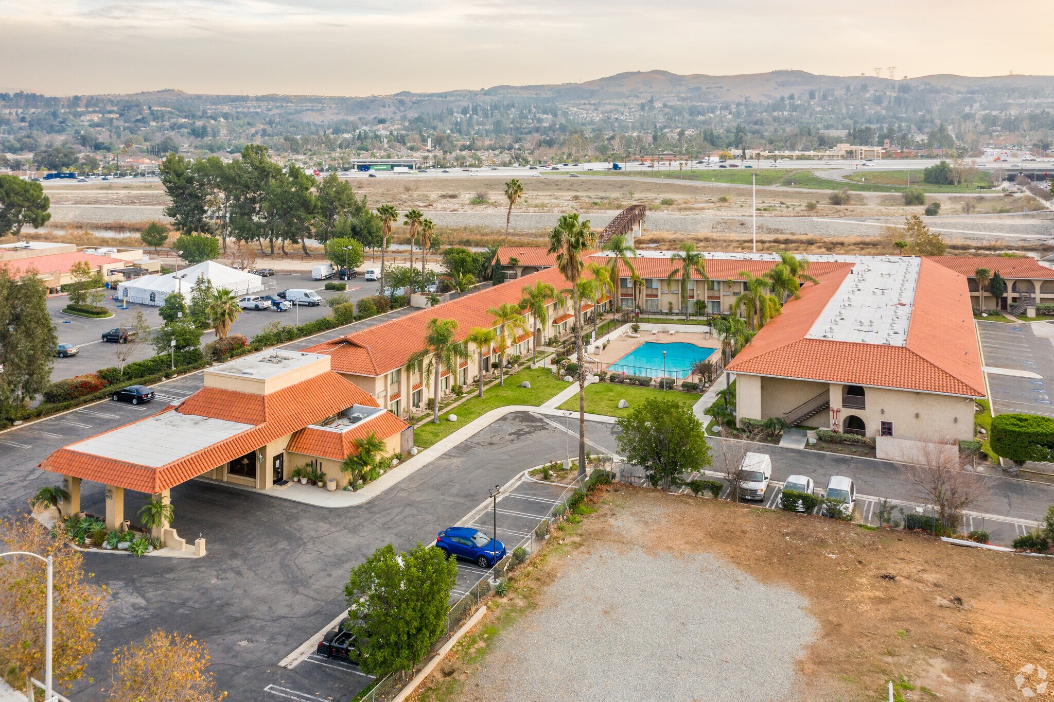 5710 E La Palma Ave, Anaheim, CA à vendre Photo principale– Image 1 sur 10