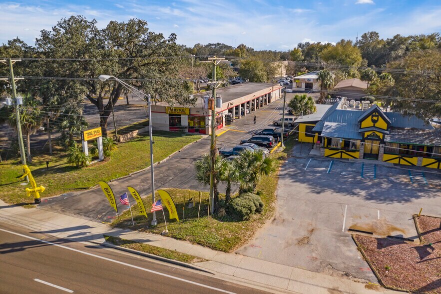 1209 W Brandon Blvd, Brandon, FL à vendre - Photo de l’immeuble – Image 3 sur 40