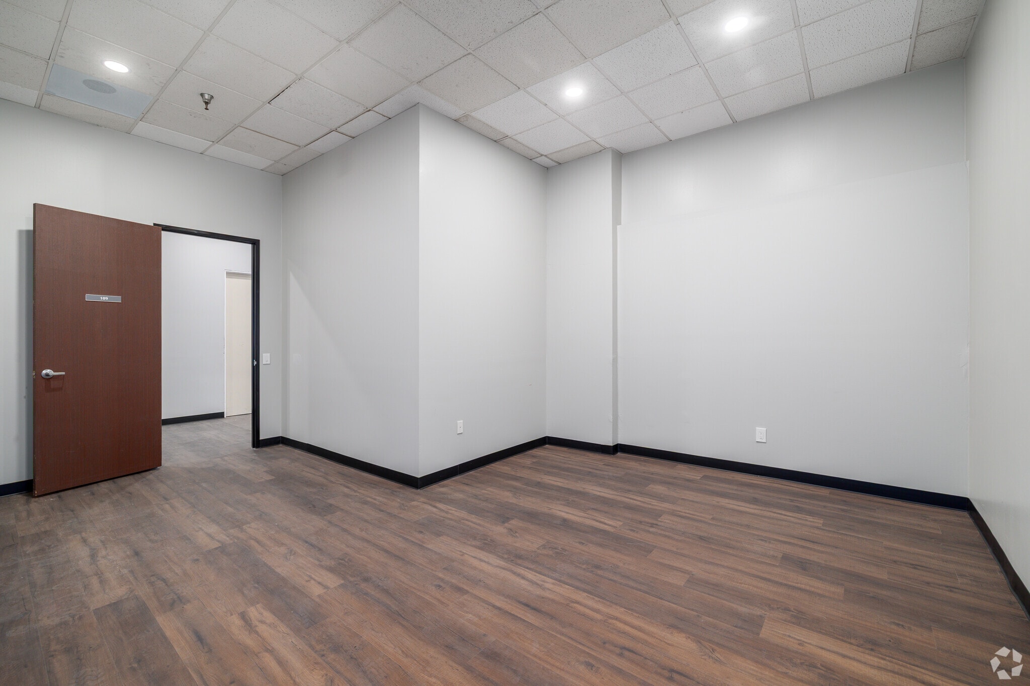 1611 W Pomona Rd, Corona, CA à louer Photo intérieure– Image 1 sur 1