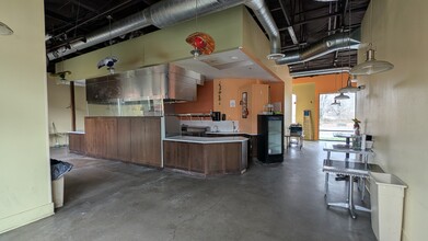 925 N Anchor Way, Portland, OR à louer Photo de l’immeuble– Image 1 sur 11