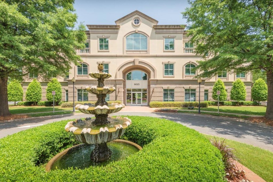 8015 W Kenton Cir, Huntersville, NC à louer - Photo de l’immeuble – Image 2 sur 5