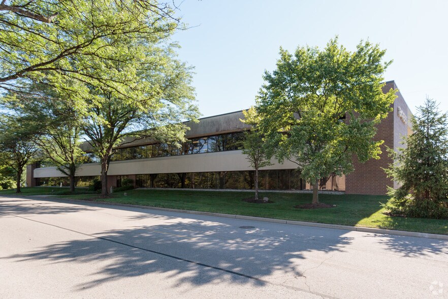 8465 Keystone Crossing, Indianapolis, IN à louer - Photo de l’immeuble – Image 2 sur 22