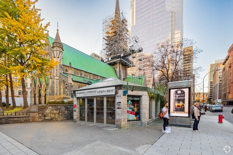 625 Rue Sainte-Catherine O, Montréal, QC à louer - Photo de l’immeuble – Image 3 sur 8