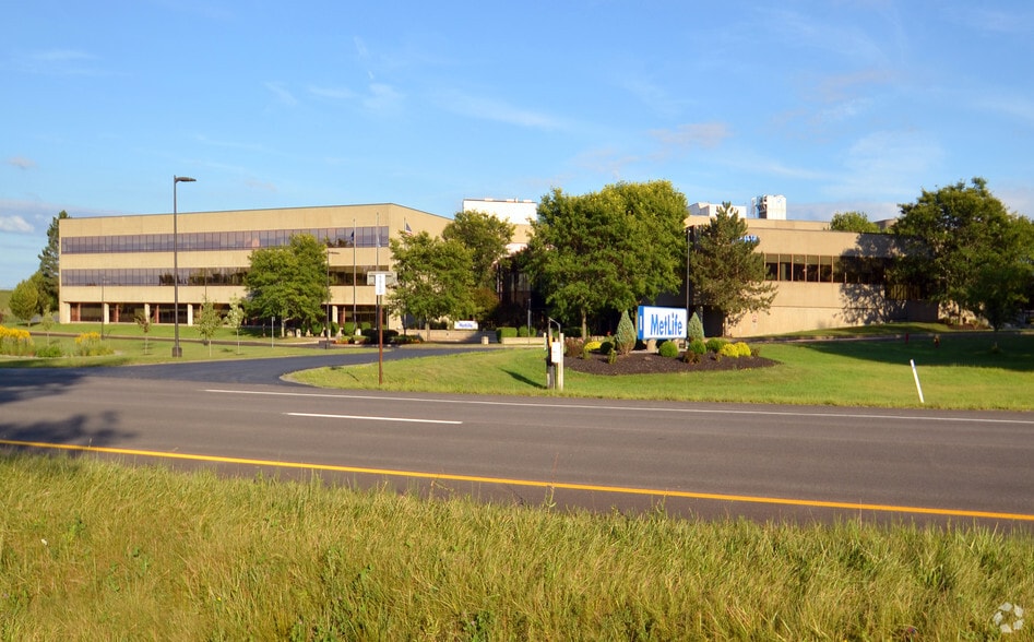 5950 Airport Rd, Oriskany, NY à louer - Photo principale – Image 1 sur 7