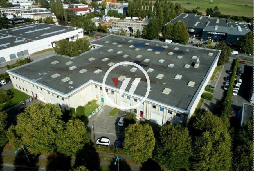 Local d’activités dans Sarcelles à louer - Photo de l’immeuble – Image 2 sur 19