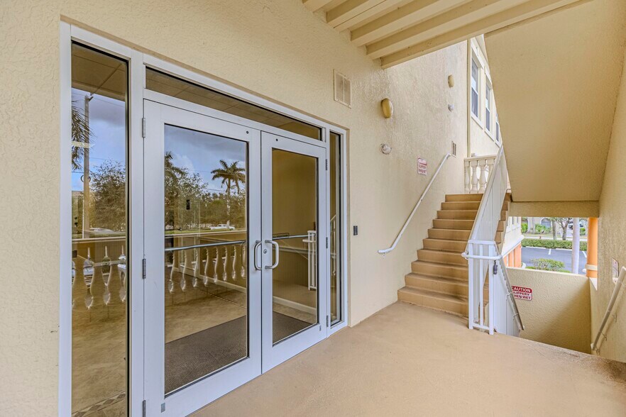 3960 Radio Rd, Naples, FL à louer - Photo de l’immeuble – Image 2 sur 28