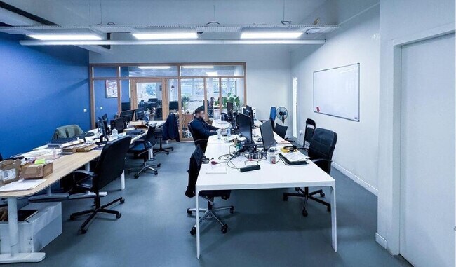 Plus de détails pour 21 Rue Médéric, Clichy - Bureau à louer