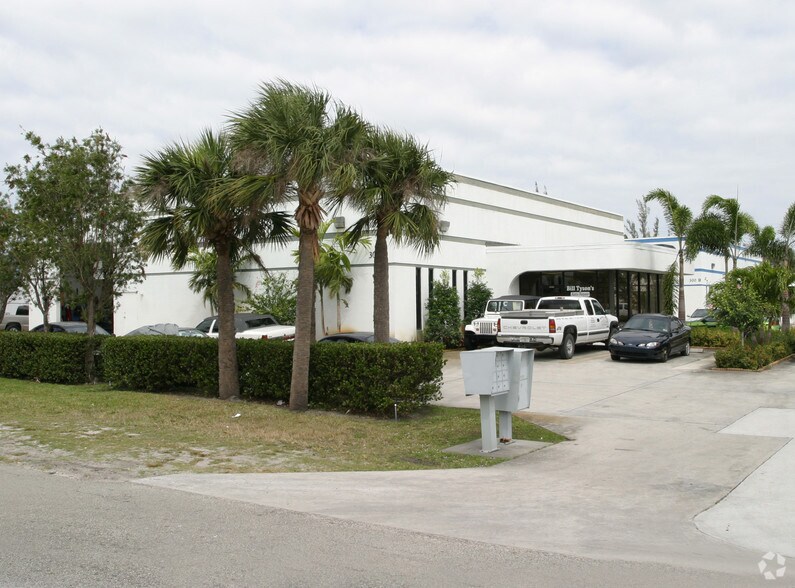 300 Business Park Way, Royal Palm Beach, FL à louer - Photo de l’immeuble – Image 1 sur 3