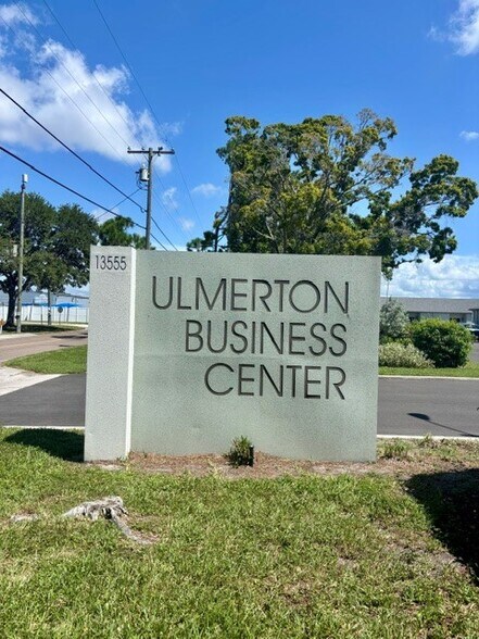 13555 Automobile Blvd, Clearwater, FL à louer - Photo de l’immeuble – Image 2 sur 17
