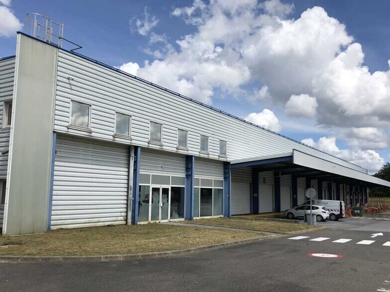 Local d’activités dans Ferrières-en-Brie à louer - Photo de l’immeuble – Image 1 sur 5