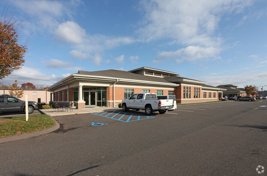 1111 Cromwell Ave, Rocky Hill, CT à louer - Photo de l’immeuble – Image 2 sur 28