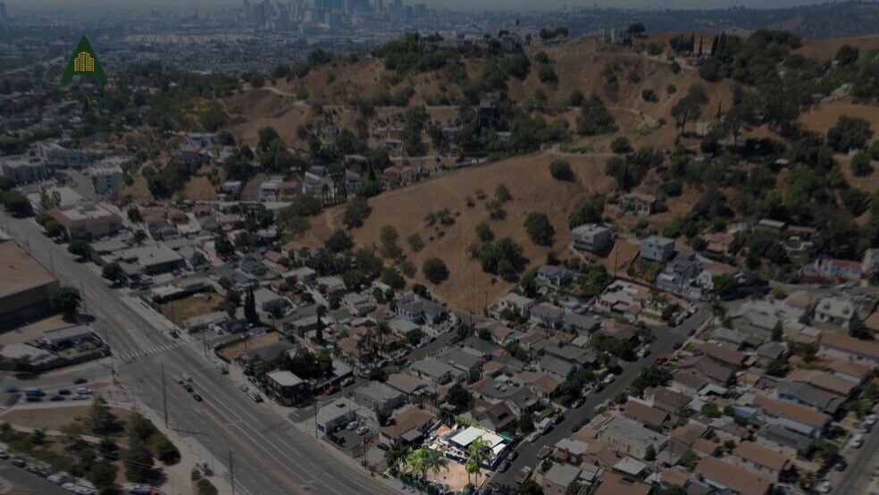 4215 Huntington Dr N, Los Angeles, CA à vendre - Vidéo sur l’annonce professionnelle – Image 2 sur 10