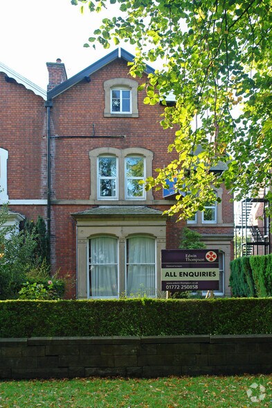 9 Moor Park Ave, Preston à vendre - Photo de l’immeuble – Image 2 sur 13