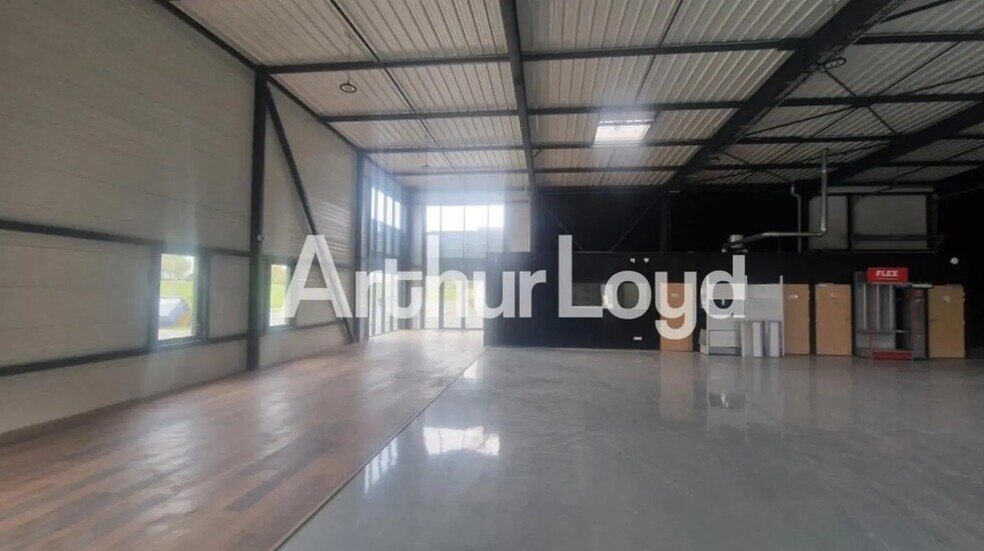 Local d'activités dans Cormelles-le-Royal à vendre - Photo intérieure – Image 2 sur 4