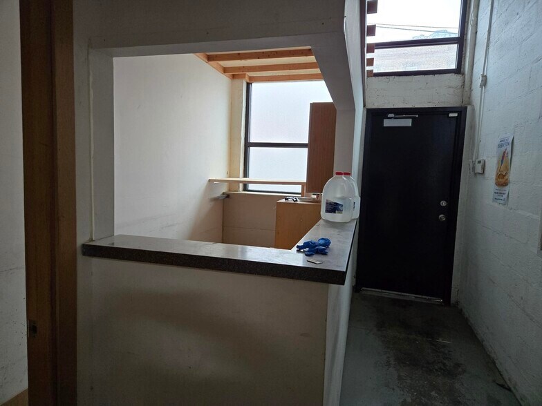 42-12 35th Ave, Long Island City, NY à louer - Photo de l’immeuble – Image 3 sur 7