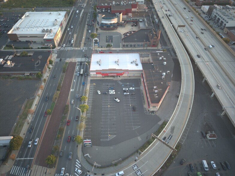 1100 & 1300 S Christopher Columbus Blvd portefeuille de 2 biens à vendre sur LoopNet.fr - Photo de l’immeuble – Image 2 sur 8