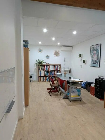 Bureau dans  à louer - Photo de l’immeuble – Image 2 sur 4