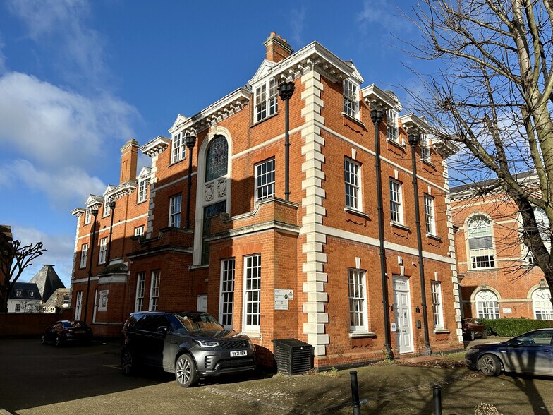 4 Bluecoats Av, Hertford à louer - Photo de l’immeuble – Image 2 sur 2