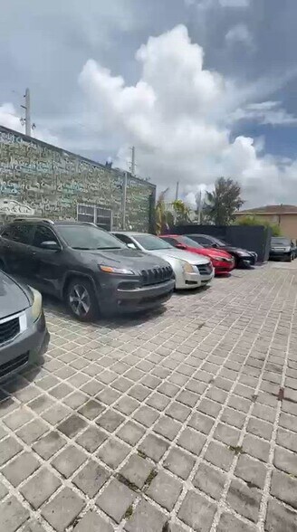 680 NW 71st St, Miami, FL à vendre - Vidéo sur l’annonce professionnelle – Image 2 sur 7