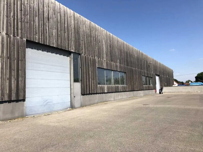 Local d’activités dans Saint-Priest à louer - Photo de l’immeuble – Image 2 sur 9