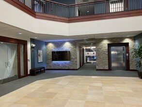 28100 Cabot Dr, Novi, MI à louer Photo intérieure– Image 2 sur 12