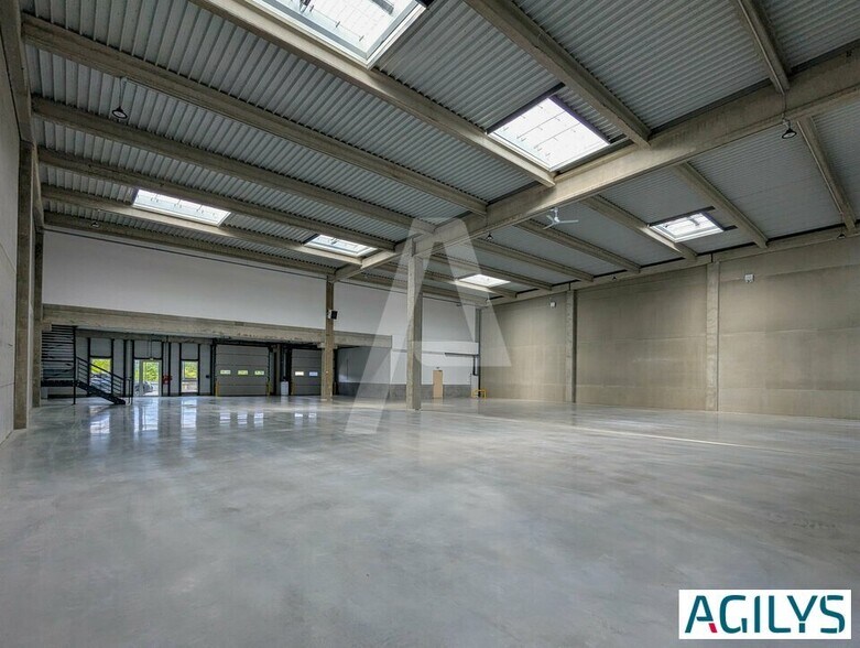 2 Avenue Denis Diderot, Élancourt à louer - Photo de l’immeuble – Image 1 sur 12