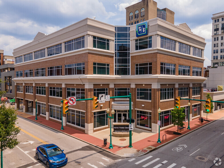 700 Virginia St E, Charleston, WV à louer - Photo de l’immeuble – Image 1 sur 2