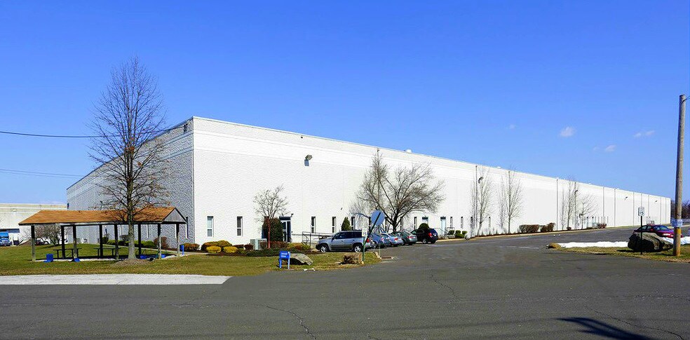 37 Runway Rd, Levittown, PA à louer - Photo de l’immeuble – Image 3 sur 5