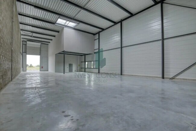 Plus de détails pour Local d'activités à louer